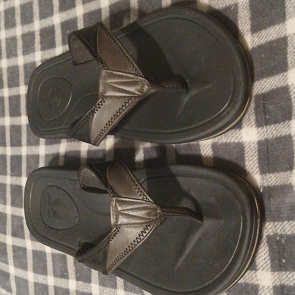HIGH TIDE: Black Flip Flop Sandals